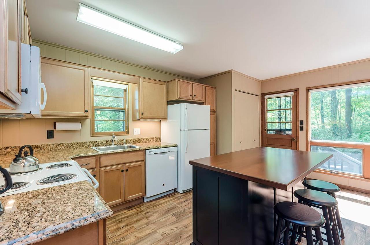 Secluded Oasis W Hot Tub, Screened-In Porch, Wifi! Berkeley Springs Εξωτερικό φωτογραφία